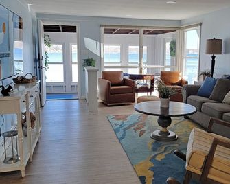 Sprawling Lake Retreat on White Lake! Private Setting Loaded w/ extra amenities - Montague - Sala de estar