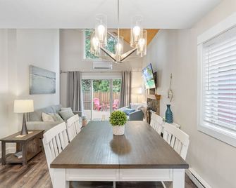 Impeccable Oceanside Village Retreat! - Parksville - Dining room