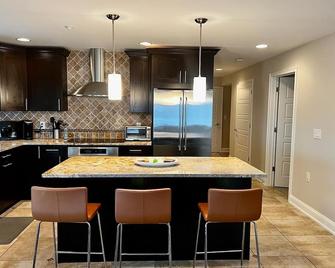 Luxury Modern Beach Block Condo. Rooftop Pool, Balcony With Ocean Views, Wi-Fi - Wildwood Crest - Kitchen