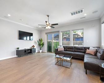Heated Pool. Hot Tub. King Beds. Backyard W/Grill. 2 Living Rooms. Garage - Houston - Sala de estar