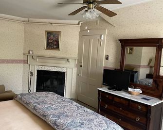 Deerfield Valley Inn - Mt Snow BnB Fireplace Rooms and Breakfast - Dover
