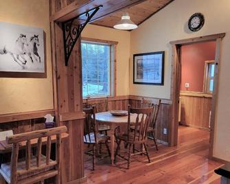 Cozy, private, ranch cabin in the beautiful East Kootenay's - Fort Steele - Dining room