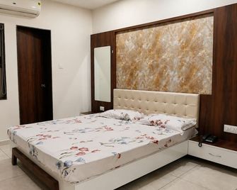 Meera Marriage Hall & Hotel - Verāval