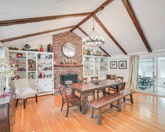 10 Mi to Crane Beach Wooded Home Near Boston! - Topsfield - Dining room