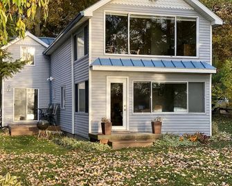 Cozy Vacation Cottage On All Sports Lake Chemung ~ Includes Kayaks! - Howell - Gebäude