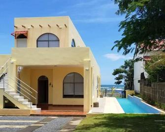 3 bedroom 3 bath Oceanfront beach house with 20 meter lap pool - Nicaragua - Masachapa - Building