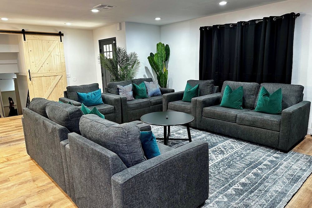 8-bedroom bed & breakfast in welcoming North Las Vegas with WiFi, AC - North Las Vegas - Soggiorno