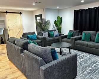 8-bedroom bed & breakfast in welcoming North Las Vegas with WiFi, AC - North Las Vegas - Soggiorno