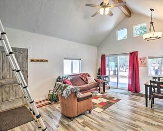 Kalispell Cabin 28 Miles to Glacier National Park! - Kalispell - Living room