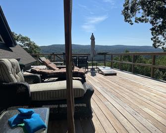 Amazingly Beautiful Waterfalls Getaway Special Winter Ski Package Per Month ! - Hill - Balcony