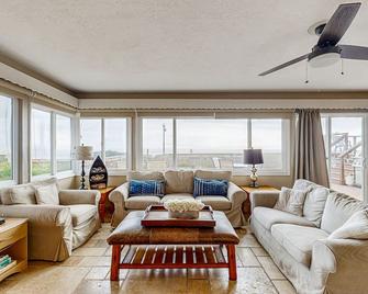 Ocean View Home w/ Private Hot Tub, Wood Stove, Large Deck & Yard - 2 Dogs OK - Bodega Bay - Huiskamer