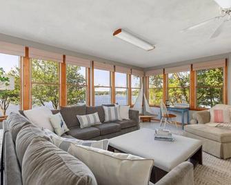 4 King Bed Private Beach +Pet Friendly +Pickleball - Sterling - Living room