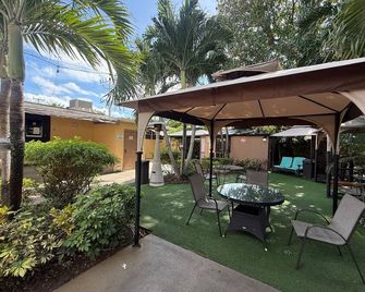 Sheridan Hostel - Dania Beach - Patio