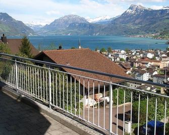 2 1/2 room apartment with comfort and view! - Ennetburgen - Balkon
