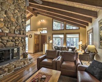 Steps to Nevada Beach Zephyr Cove Home with Deck! - Zephyr Cove - Sala de estar