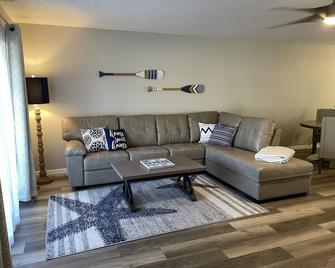 Lake Front Get Away - 10 minutes from The Villages - Summerfield - Living room