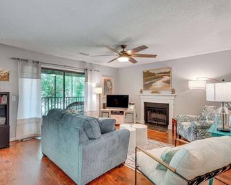 Mount Pleasant Condo - Near Charleston and Beaches! - Mount Pleasant - Living room