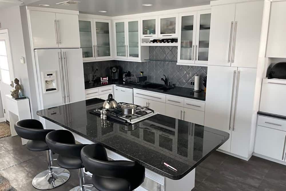 Elegant with spectacular view & steps to so much. - לונג ביץ' - מטבח