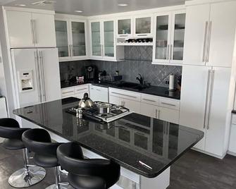 Elegant with spectacular view & steps to so much. - Long Beach - Cocina