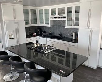 Elegant with spectacular view & steps to so much. - לונג ביץ' - מטבח