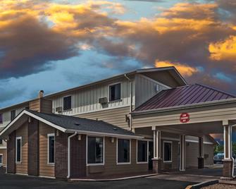 Super 8 by Wyndham Boise - Boise - Building