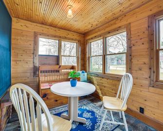 Mackinaw City Getaway - 3 Mi to City Beach! - Mackinaw City - Dining room