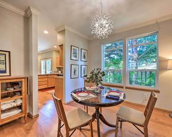 Welcoming Edmonds Vacation Rental with Fireplace! - Edmonds - Dining room