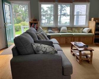 Harbor View Cottage, Sebasco Harbor Phippsburg, Maine - Phippsburg - Living room