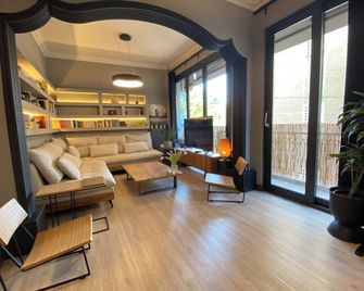 Be My Guest Athens - אתונה - סלון