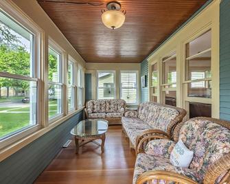 Rock-N-Kosh Bungalow On Rock And Bark Rivers - Your Family And Friends Getaway! - Fort Atkinson - Living room