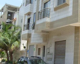 Large modern studio just minutes from the beach - Ngor - Bâtiment