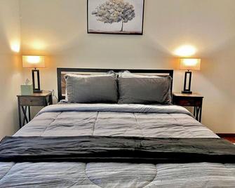Quiet Cozy 2br Apt Black Out Curtains - Peoria - Bedroom