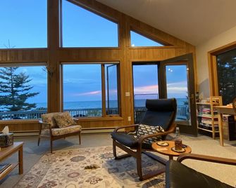 Beautiful 4 Seasons Lake Michigan Beach House 200 Feet of Pristine Beach. - Manistique - Living room
