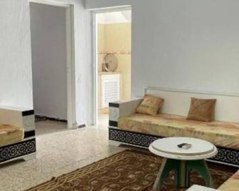Cozy 1-bedroom apartment in brilliant Houmt Souk with AC - Houmt Souk - Living room