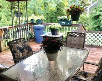 Charming 1 Bedroom Apartment Close To Downtown Shopping, Restaurants And Beaches - Wakefield - Balcony