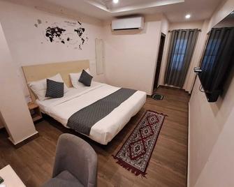 De Crown Luxury Hotel - Kakinada - Спальня