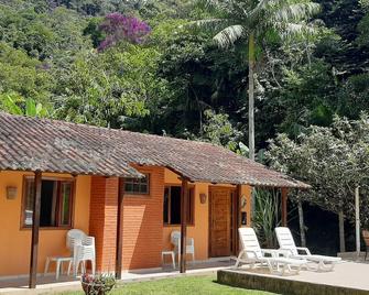 Beautiful and comfortable house in place, with preserved nature, swimming pool and fishing lake - Domingos Martins - Patio