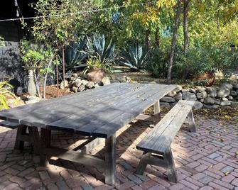 Charming studio cabin with full kitchen in serene downtown Ojai - Ojai - Patio