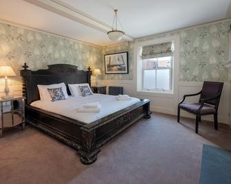 One Holyrood Hotel & Cafe - Newport - Bedroom