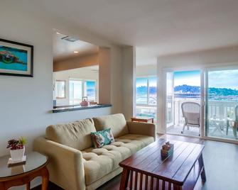 Views Of The Race Track And Ocean: The Jockey's Oceanview Quarters - New Listing - Solana Beach - Living room