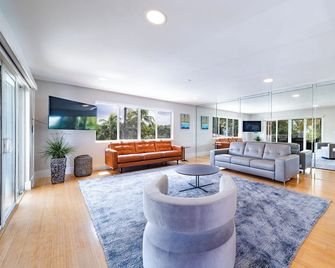 The Desoto Inns - Hollywood - Living room