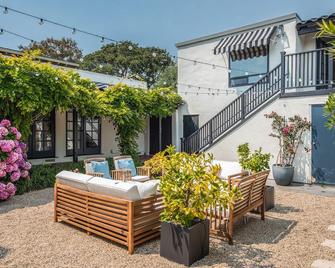 Carmel Modern Hacienda walking distance to town W / 3 Bedrooms and 3.5 Baths - Carmel-by-the-Sea - Patio