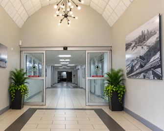 Ramada by Wyndham New Kensington - New Kensington - Lobby