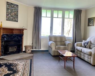 Escape to the Country. Cosy Farmstay Cottage - Levin - Living room