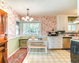 Welcoming Cottage Grove Home with Yard - Cottage Grove - Kitchen