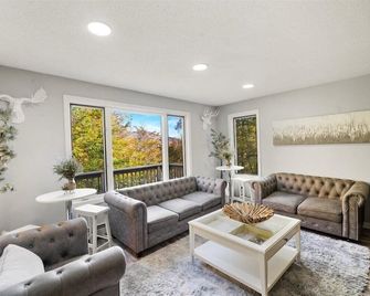 Beautiful Manchester VT Mountain Retreat w/Hot Tub - Bondville - Salon