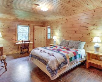 Serene and Secluded Alabama Cabin with Covered Deck! - Fort Payne - Slaapkamer