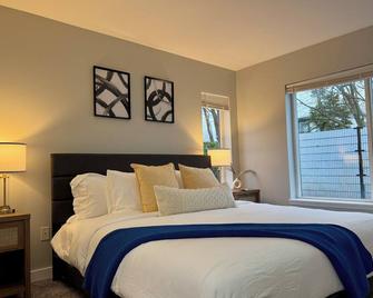 Spacious 2BR Apartment w/ King bed, Fireplace & Patio. Near Downtown. - Seattle
