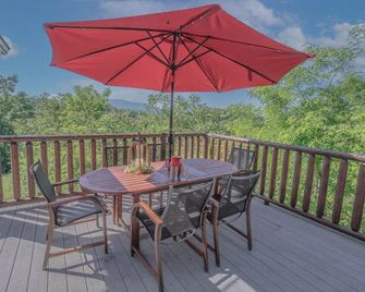 Smoke Rise Lodge · Lake Front, Luxury Cabin, Hot Tub, - Dandridge - Balkon