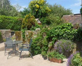 Farmhouse B&B In Beautiful Area rooms great for couples or families - Church Stretton - Patio